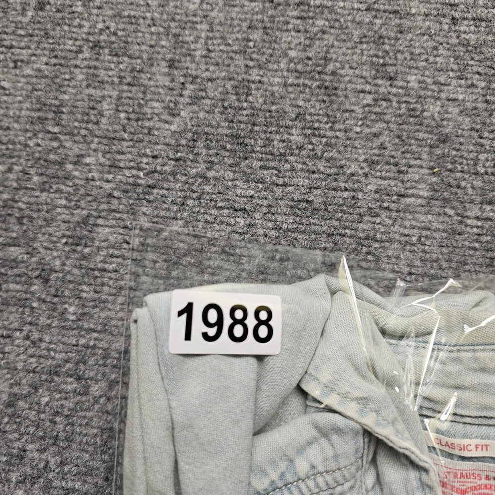 Levi Strauss Co Womens Denim Western Shirt Light Wash Studded Star Classic Fit M - Picture 11 of 11